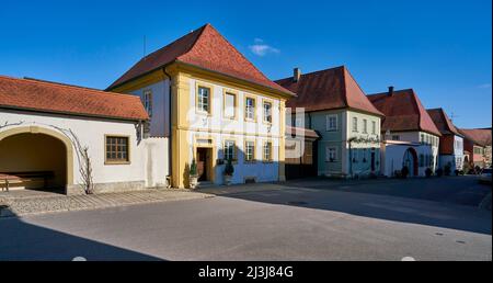 Historisches Dorfzentrum des Weindorfes Sommerach an der Vokacher Mainschleife, Bezirk Kitzingen, Unterfranken, Franken, Bayern, Deutschland Stockfoto