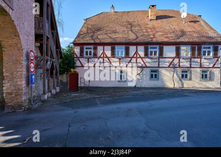 Historisches Dorfzentrum des Weindorfes Sommerach an der Vokacher Mainschleife, Bezirk Kitzingen, Unterfranken, Franken, Bayern, Deutschland Stockfoto