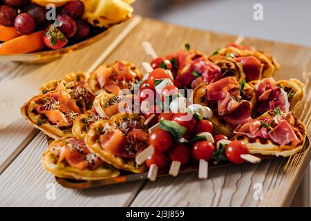 Waffle Sandwich mit Frischkäse, geräuchertem Lachs, Ei und rotem Kaviar. Dunkler Hintergrund. Draufsicht. Speicherplatz kopieren. Catering-Service – Fotografie. Stockfoto