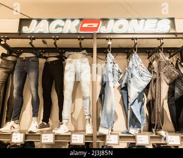 Jeansjeans Jack & Jones Bekleidungsgeschäft in Spanien Stockfoto