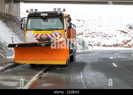 AGREDA, SPANIEN: 07. JANUAR 2018; Straßenpflege für Schneepflug in der Stadt Agreda, Provinz Soria, Spanien Stockfoto