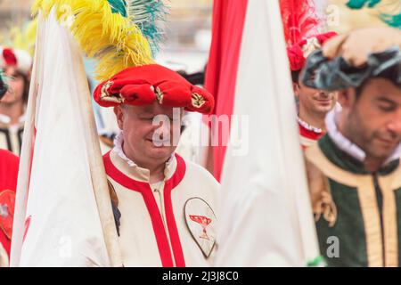 Teilnehmer am Calcio Storico Fiorentino Festival auf Parade, Piazza della Signoria, Florenz, Toskana, Italien Stockfoto