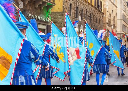 Teilnehmer am Calcio Storico Fiorentino Festival auf Parade, Piazza della Signoria, Florenz, Toskana, Italien Stockfoto