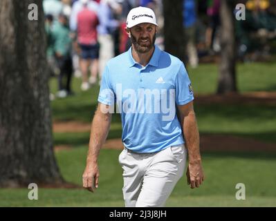 Augusta, USA. 08. April 2022. Dustin Johnson geht am zweiten Tag des Masters-Turniers im Augusta National Golf Club in Augusta, Georgia, am Freitag, den 8. April 2022, auf das Grün des 7.-Loch-Golfs. Foto von Bob Strong/UPI Credit: UPI/Alamy Live News Stockfoto