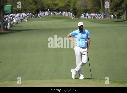 Augusta, USA. 08. April 2022. Dustin Johnson wartet darauf, am zweiten Tag des Masters-Turniers im Augusta National Golf Club in Augusta, Georgia, am Freitag, dem 8. April 2022, auf das 7.-Loch zu putten. Foto von Bob Strong/UPI Credit: UPI/Alamy Live News Stockfoto