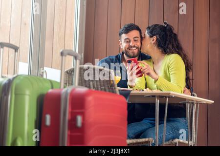 Junges Touristenpaar, das in einem Hotel frühstückte Stockfoto
