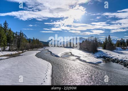 Deutschland, Bayern, Oberbayern, Werdenfelser Land, Wallgau, Isar, Arnspitzgruppe, Wettersteinwand, Blick vom Isarsteg Stockfoto