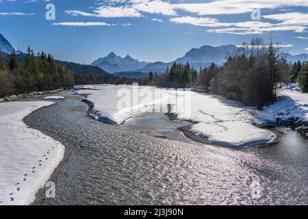 Deutschland, Bayern, Oberbayern, Werdenfelser Land, Wallgau, Isar, Arnspitzgruppe, Wettersteinwand, Blick vom Isarsteg Stockfoto