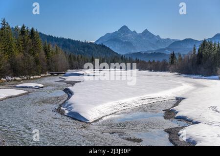 Deutschland, Bayern, Oberbayern, Werdenfelser Land, Wallgau, Isar, Arnspitzgruppe, Blick vom Isarsteg Stockfoto