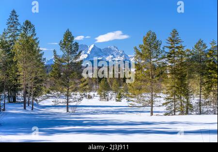 Deutschland, Bayern, Oberbayern, Werdenfelser Land, Krün, Isartal gegen Zugspitz-Massiv Stockfoto