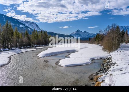 Deutschland, Bayern, Oberbayern, Werdenfelser Land, Wallgau, Isar, Arnspitzgruppe, Blick vom Isarsteg Stockfoto