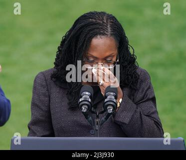 Washington DC, USA. 08. April 2022. Ketanji Brown Jackson, die stellvertretende Richterin des Obersten Gerichtshofs, wischt sich eine Träne ab, als sie am Freitag, den 8. April 2022, ihre Bestätigung auf dem South Lawn des Weißen Hauses in Washington, DC, feierte. Jackson wird in wenigen Monaten dem Gericht beitreten. Foto von Leigh Vogel/UPI Credit: UPI/Alamy Live News Stockfoto