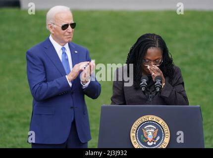 Washington DC, USA. 08. April 2022. Ketanji Brown Jackson, die stellvertretende Richterin des Obersten Gerichtshofs, wischt sich eine Träne ab, als sie am Freitag, den 8. April 2022, ihre Bestätigung auf dem South Lawn des Weißen Hauses in Washington, DC, feierte. Jackson wird in wenigen Monaten dem Gericht beitreten. Foto von Leigh Vogel/UPI Credit: UPI/Alamy Live News Stockfoto