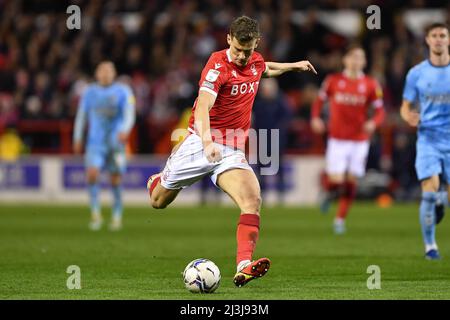 NOTTINGHAM, GROSSBRITANNIEN. APR 6. Ryan Yates aus Nottingham Forest schiebt sich am Mittwoch, dem 6.. April 2022, beim Sky Bet Championship-Spiel zwischen Nottingham Forest und Coventry City auf dem City Ground, Nottingham, ins Tor. (Kredit: Jon Hobley | MI News) Kredit: MI Nachrichten & Sport /Alamy Live News Stockfoto