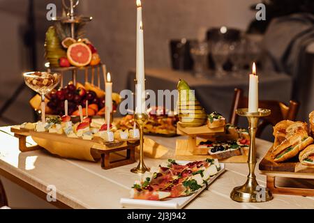 Catering-Tisch, wunderschön dekoriertes Bankett mit einer Vielzahl von verschiedenen Snacks und Vorspeisen auf Firmengeburtsparty oder Hochzeit c Stockfoto