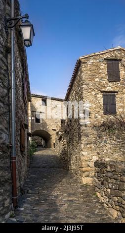 Dorfstraße in Minerve. Das mittelalterliche Dorf wurde auf einem Felsen erbaut. Letzte Zuflucht der Katharer, eines der schönsten Dörfer Frankreichs (Les plus beaux Villages de France). Stockfoto