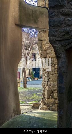 Seitenwand der Kirche Saint Laurent in Azillanet. Das Gemeindegebiet gehört zum Regionalen Naturpark Haut Languedoc. Stockfoto