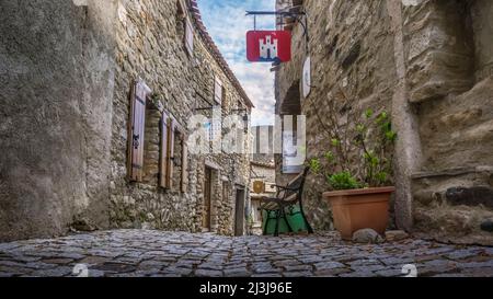 Gasse in Minerve. Das mittelalterliche Dorf wurde auf einem Felsen erbaut. Letzte Zuflucht der Katharer, eines der schönsten Dörfer Frankreichs (Les plus beaux Villages de France). Stockfoto