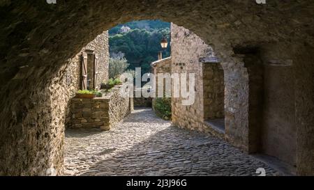 Steinbogen in Minerve. Das mittelalterliche Dorf wurde auf einem Felsen erbaut. Letzte Zuflucht der Katharer, eines der schönsten Dörfer Frankreichs (Les plus beaux Villages de France). Stockfoto