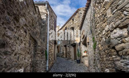 Gasse in Minerve. Das mittelalterliche Dorf wurde auf einem Felsen erbaut. Letzte Zuflucht der Katharer, eines der schönsten Dörfer Frankreichs (Les plus beaux Villages de France). Stockfoto