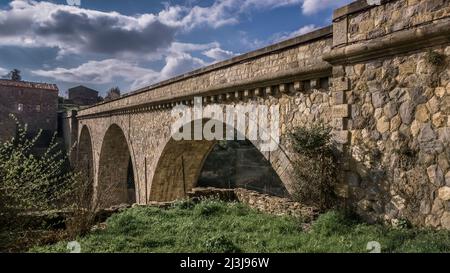 Le Pont Viadukt über den Fluss Cesse in Minerve. Zugang zum Dorf. Erbaut zu Beginn des XX. Jahrhunderts. Das Gemeindegebiet ist Teil des Regionalen Naturparks Haut Languedoc. Stockfoto