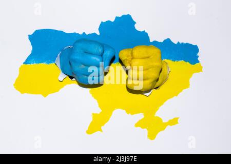 Zeichnung Karte der Ukraine in blau-gelber Farbe mit weiblichen Händen bereit zu kämpfen. Die Ukraine ist stark. Weibliche Fäuste in Farbe mit Flagge der Ukraine gemalt. Stockfoto