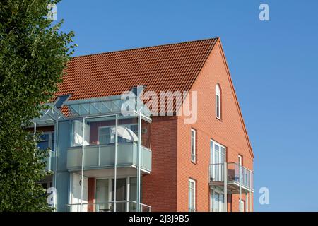 Moderne Wohngebäude an der Hunte, Elsfleth, Kreis Wesermarsch, Niedersachsen, Deutschland, Europa Stockfoto