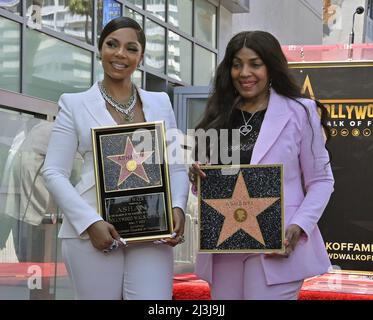 Los Angeles, Usa. 08. April 2022. Die mit den American Grammy Awards ausgezeichnete Sängerin, Schauspielerin, Autorin und Produzentin Ashanti (L) wird von ihrer Mutter Tina Douglas während einer Enthüllungszeremonie begleitet, die sie am Donnerstag, den 7. April 2022, auf dem Hollywood Walk of Fame mit dem 18.-Sterne-Stern ehrt. Douglas hält die nachgebildete „Walk of Fame“-Plakette, die sie bei ihrer Ankunft in Los Angeles in einem Hollywood-Souvenirladen gekauft hatte, und sagt ihrer Tochter, dass sie „eines Tages den richtigen Deal bekommen würde“. Datei Foto von Jim Ruymen/UPI Credit: UPI/Alamy Live News Stockfoto