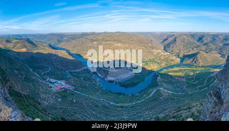 Luftaufnahme des Wasserkraftwerks Saucelle im Douro-Tal, portugal Stockfoto