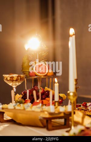 Glückliches junges Paar in der Liebe umarmt halten Gläser, Wein trinken, feiern Valentinstag Abendessen zu Hause zusammen, mit romantischen Abendessen Datum Witz Stockfoto