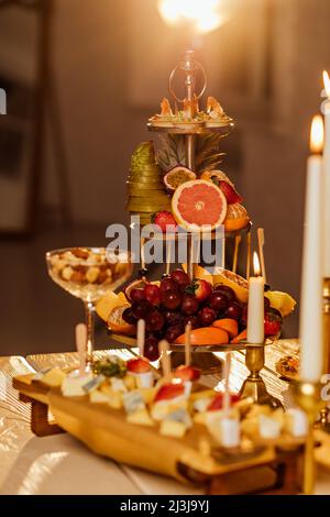 Frische reife bunte Bio-Früchte vom Markt: apfel und Orange, Grapefruit und Banane, Traube und Aprikose gesunde Frucht Hintergrund. Stockfoto