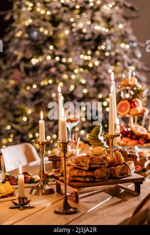 Catering. Essen außerhalb der Anlage. Buffettisch mit verschiedenen Häppchen, Sandwiches, Hamburgern und Snacks Stockfoto