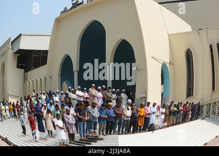 Muslimische Anhänger bieten Jummah-Gebet während des heiligen Monats Ramadan vor der Baitul Mukarram National Moschee an. Am 8. April 2022 in Dhaka, B Stockfoto