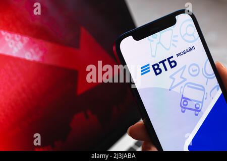 SPB, Russland - 8. April 2022: VTB Bank Red Stock Market. Finanzielle Zahlungsausfälle und -Verluste. Mobiltelefon mit Logo Stockfoto