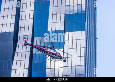 Wien, Helikopter für Dreharbeiten zum Netflix-Film 'Tyler Rake ñ Extraction' mit Schauspieler Chris Hemsworth vor dem Wolkenkratzer DC Tower 1, Hubschrauber mit Polizeiaufschrift ist privat und hat im Bezirk 22 eine Kamera vormontiert. Donaustadt, Österreich Stockfoto