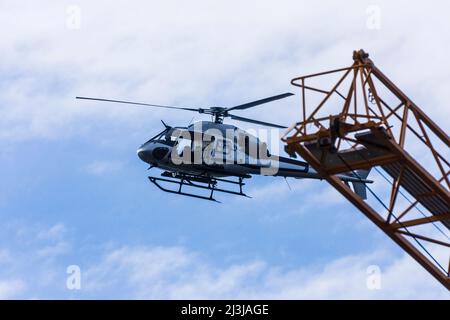 Wien, Hubschrauber Airbus Helicopters AS355 Ecureuil, für Dreharbeiten zum Netflix-Film 'Tyler Rake ñ Extraction' mit dem Schauspieler Chris Hemsworth, Baukran im Bezirk 22. Donaustadt, Österreich Stockfoto