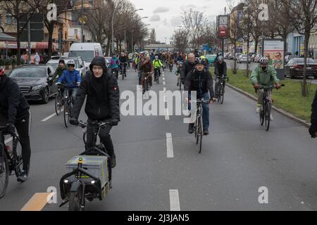 Rund 500 Radfahrer demonstrierten gegen den weiteren Bau der A100, der zu einer Verlängerung der Autobahn in Berlin führte. Die Demonstration begann am 8. April 2022 im Bundesministerium für Verkehr. Seit Jahren gibt es in Berlin einen Streit über die Verlängerung der A100. Die Bundesautobahn 100, Bundesautobahn 100, umschließt teilweise das Stadtzentrum der deutschen Hauptstadt Berlin und verläuft vom Wedding-Viertel in Berlin-Mitte über Charlottenburg-Wilmersdorf und Tempelhof-Schöneberg nach Neukölln. Die Autobahn A100 wurde 1958 gebaut. (Foto von Michael Kuenne/PRESSCOV/SIP Stockfoto