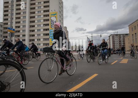 Rund 500 Radfahrer demonstrierten gegen den weiteren Bau der A100, der zu einer Verlängerung der Autobahn in Berlin führte. Die Demonstration begann am 8. April 2022 im Bundesministerium für Verkehr. Seit Jahren gibt es in Berlin einen Streit über die Verlängerung der A100. Die Bundesautobahn 100, Bundesautobahn 100, umschließt teilweise das Stadtzentrum der deutschen Hauptstadt Berlin und verläuft vom Wedding-Viertel in Berlin-Mitte über Charlottenburg-Wilmersdorf und Tempelhof-Schöneberg nach Neukölln. Die Autobahn A100 wurde 1958 gebaut. (Foto von Michael Kuenne/PRESSCOV/SIP Stockfoto