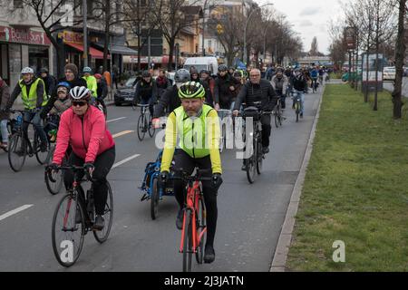 Rund 500 Radfahrer demonstrierten gegen den weiteren Bau der A100, der zu einer Verlängerung der Autobahn in Berlin führte. Die Demonstration begann am 8. April 2022 im Bundesministerium für Verkehr. Seit Jahren gibt es in Berlin einen Streit über die Verlängerung der A100. Die Bundesautobahn 100, Bundesautobahn 100, umschließt teilweise das Stadtzentrum der deutschen Hauptstadt Berlin und verläuft vom Wedding-Viertel in Berlin-Mitte über Charlottenburg-Wilmersdorf und Tempelhof-Schöneberg nach Neukölln. Die Autobahn A100 wurde 1958 gebaut. (Foto von Michael Kuenne/PRESSCOV/SIP Stockfoto