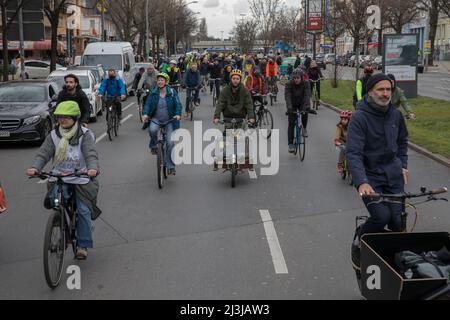 Rund 500 Radfahrer demonstrierten gegen den weiteren Bau der A100, der zu einer Verlängerung der Autobahn in Berlin führte. Die Demonstration begann am 8. April 2022 im Bundesministerium für Verkehr. Seit Jahren gibt es in Berlin einen Streit über die Verlängerung der A100. Die Bundesautobahn 100, Bundesautobahn 100, umschließt teilweise das Stadtzentrum der deutschen Hauptstadt Berlin und verläuft vom Wedding-Viertel in Berlin-Mitte über Charlottenburg-Wilmersdorf und Tempelhof-Schöneberg nach Neukölln. Die Autobahn A100 wurde 1958 gebaut. (Foto von Michael Kuenne/PRESSCOV/SIP Stockfoto