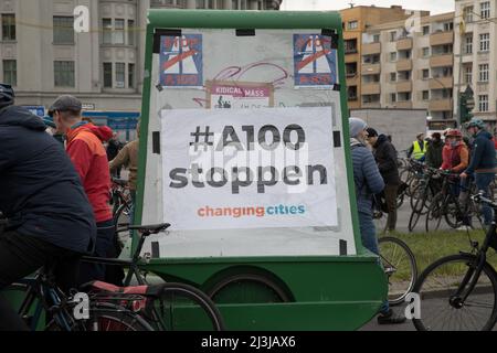 Rund 500 Radfahrer demonstrierten gegen den weiteren Bau der A100, der zu einer Verlängerung der Autobahn in Berlin führte. Die Demonstration begann am 8. April 2022 im Bundesministerium für Verkehr. Seit Jahren gibt es in Berlin einen Streit über die Verlängerung der A100. Die Bundesautobahn 100, Bundesautobahn 100, umschließt teilweise das Stadtzentrum der deutschen Hauptstadt Berlin und verläuft vom Wedding-Viertel in Berlin-Mitte über Charlottenburg-Wilmersdorf und Tempelhof-Schöneberg nach Neukölln. Die Autobahn A100 wurde 1958 gebaut. (Foto von Michael Kuenne/PRESSCOV/SIP Stockfoto