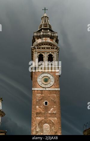 Campo und Chiesa Parrocchia di Santa Maria Formosa vor bewölktem Hintergrund in Venedig, Italien. Stockfoto