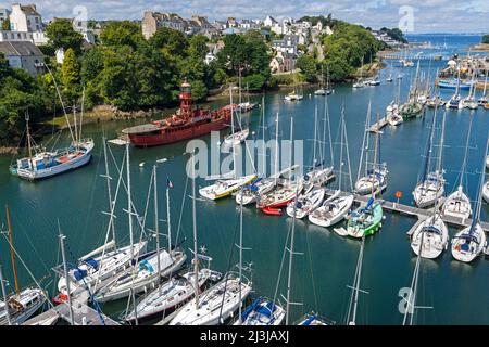 Douarnenez, alte Schiffe und moderne Segelyachten im historischen Hafen von Port-Rhu, Frankreich, Bretagne, Département Finistère Stockfoto