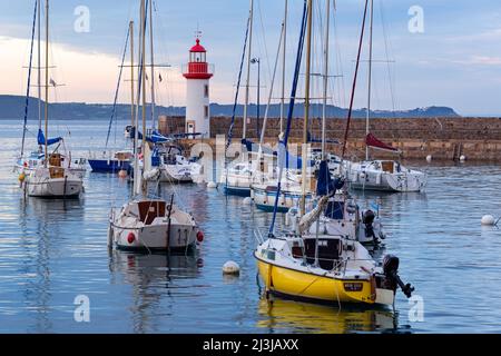 Segelboote und Leuchtturm im Hafen von Erquy, Frankreich, Bretagne, Departement Côtes-d'Armor Stockfoto