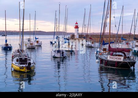 Segelboote und Leuchtturm im Hafen von Erquy, Morgenstimmung, Frankreich, Bretagne, Departement Côtes-d'Armor Stockfoto