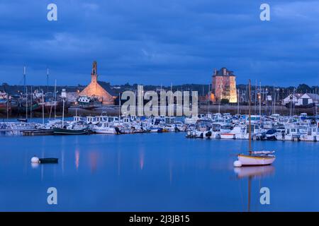 Camaret-sur-Mer, abendliche Atmosphäre im Hafen, Kapelle Notre-Dame de Rocamadour und Tour Vauban beleuchtet, Frankreich, Bretagne, Département Finistère, Presqu'Ile de Crozon Stockfoto