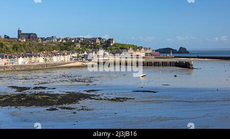 Cancale, Blick auf die Häuserreihe am Hafen La Houle und auf die Kirche Saint-Méen, Cancale ist berühmt für seine Austern, Frankreich, Bretagne, Departement Ille-et-Vilaine Stockfoto