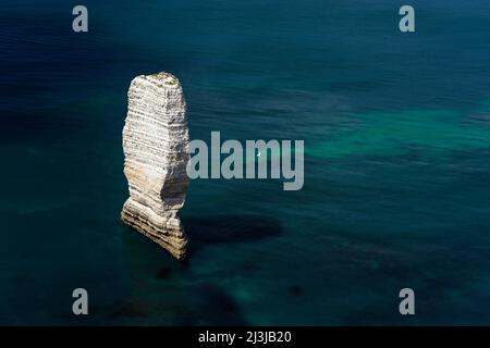 Felsennadel im Meer, Küste bei Étretat, Frankreich, Normandie, Département seine-Maritime Stockfoto