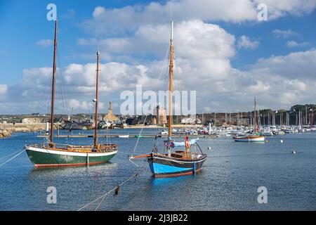 Im Hafen von Camaret-sur-Mer, im Hintergrund Kapelle Notre-Dame de Rocamadour und Tour Vauban, Frankreich, Bretagne, Département Finistère, Presqu'Ile de Crozon Stockfoto