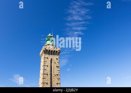 Leuchtturm von Cap Fréhel vor blauem Himmel, Frankreich, Bretagne, Departement Côtes d'Armor, Côte d'Émeraude (Smaragdküste) Stockfoto